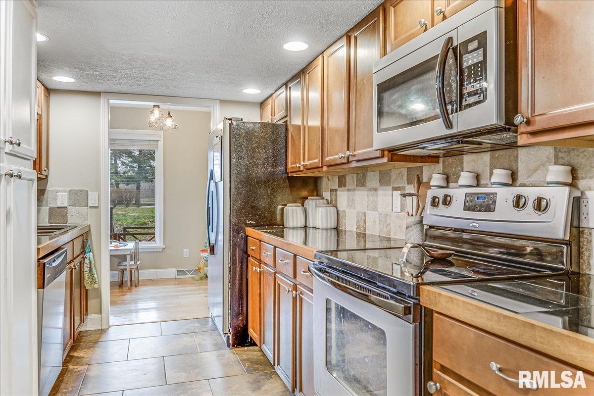 65 Country Place Springfield, IL 62703 - Photo 12 of 40