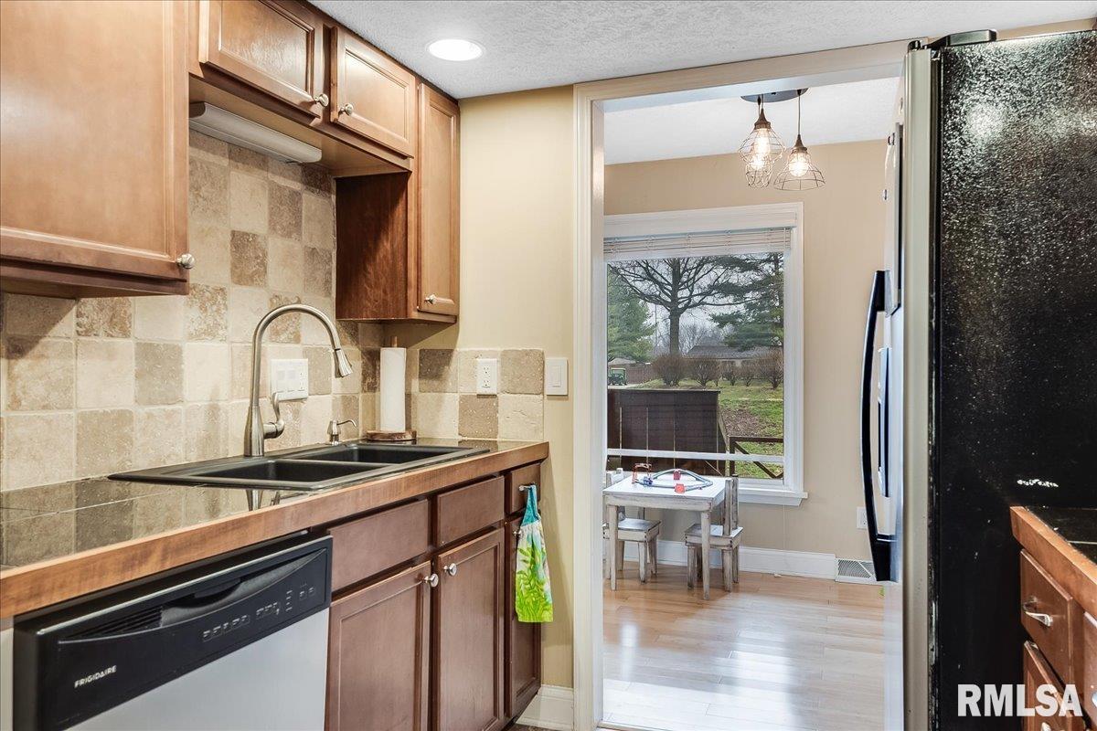 65 Country Place Springfield, IL 62703 - Photo 13 of 40