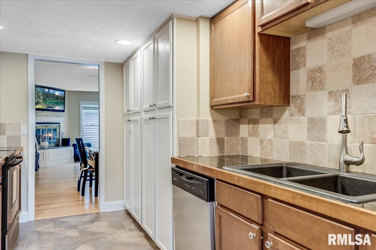 65 Country Place Springfield, IL 62703 - Photo 14 of 40