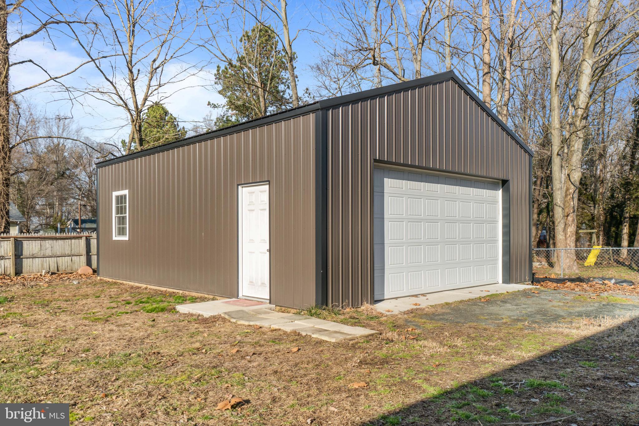 24' x 30' pole barn with 10' ceilings