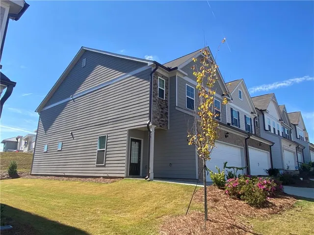 a view of a house with a yard