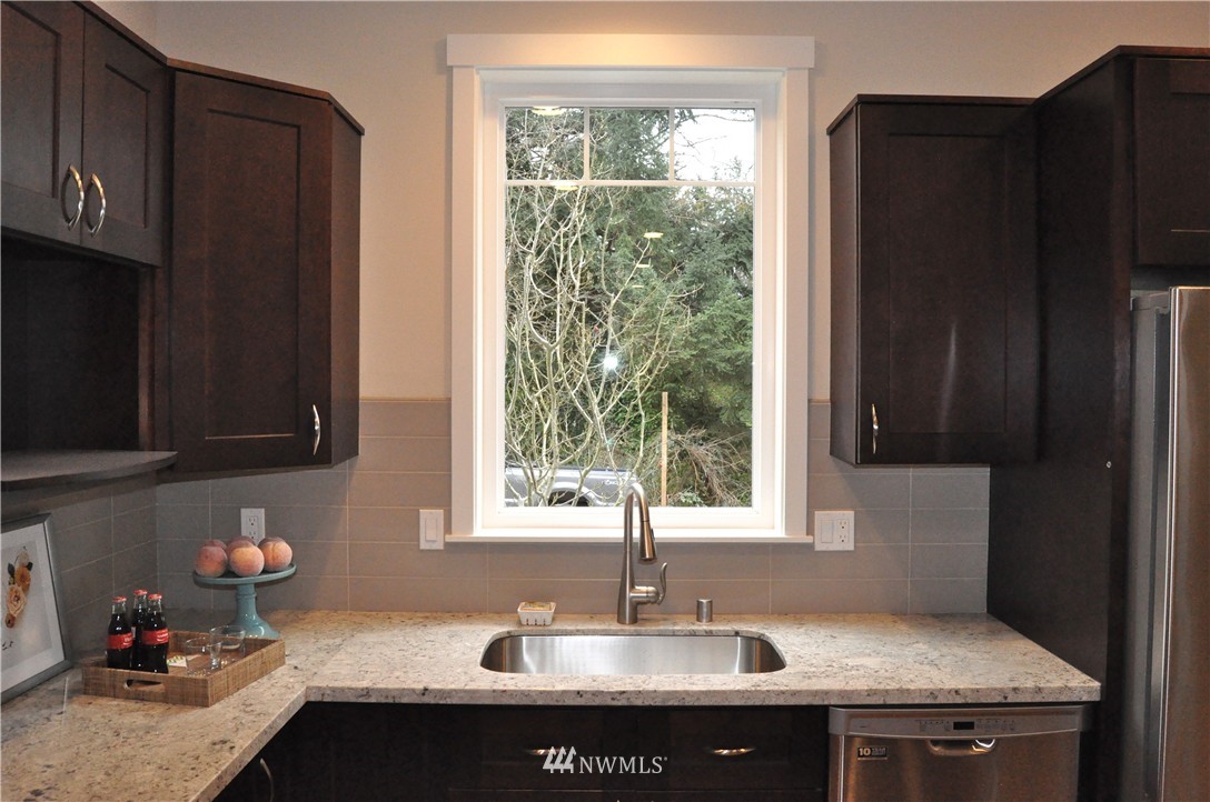 686 Wintersweet Road Northeast Bainbridge Island, WA 98110 - Photo 7 of 19 Gallery Image 7