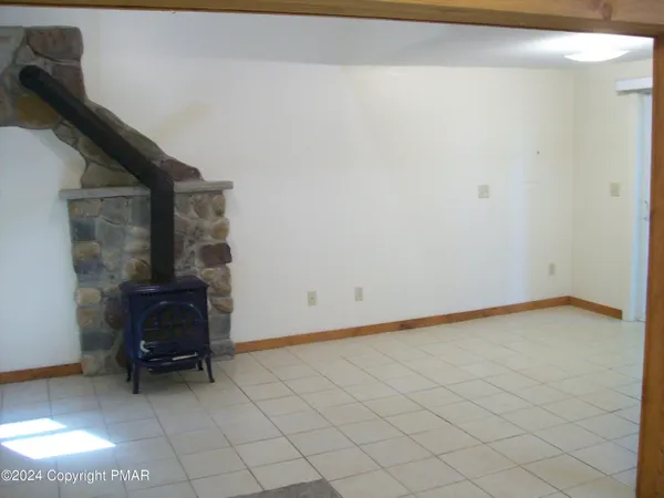 a view of livingroom with furniture