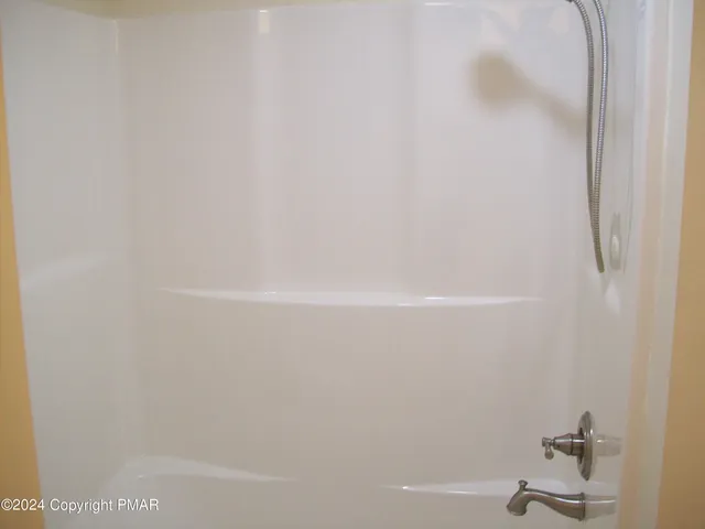 $1,400 | 5239 Goldenrod Avenue, Gouldsboro, PA 18424