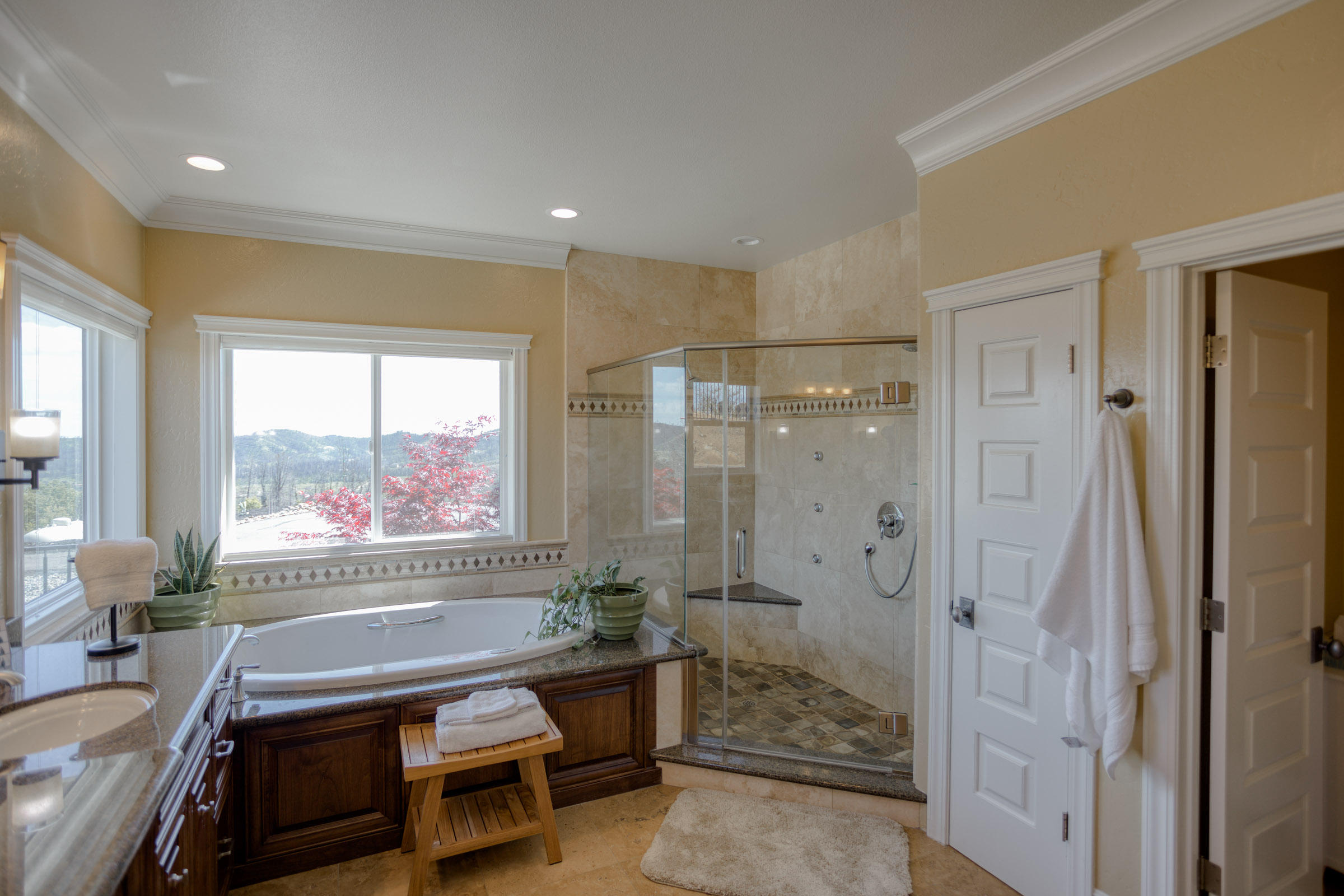 10235 Kangaroo Mine Road Redding, CA 96001 - Photo 18 of 56 Private toilet and 2 walk in closets