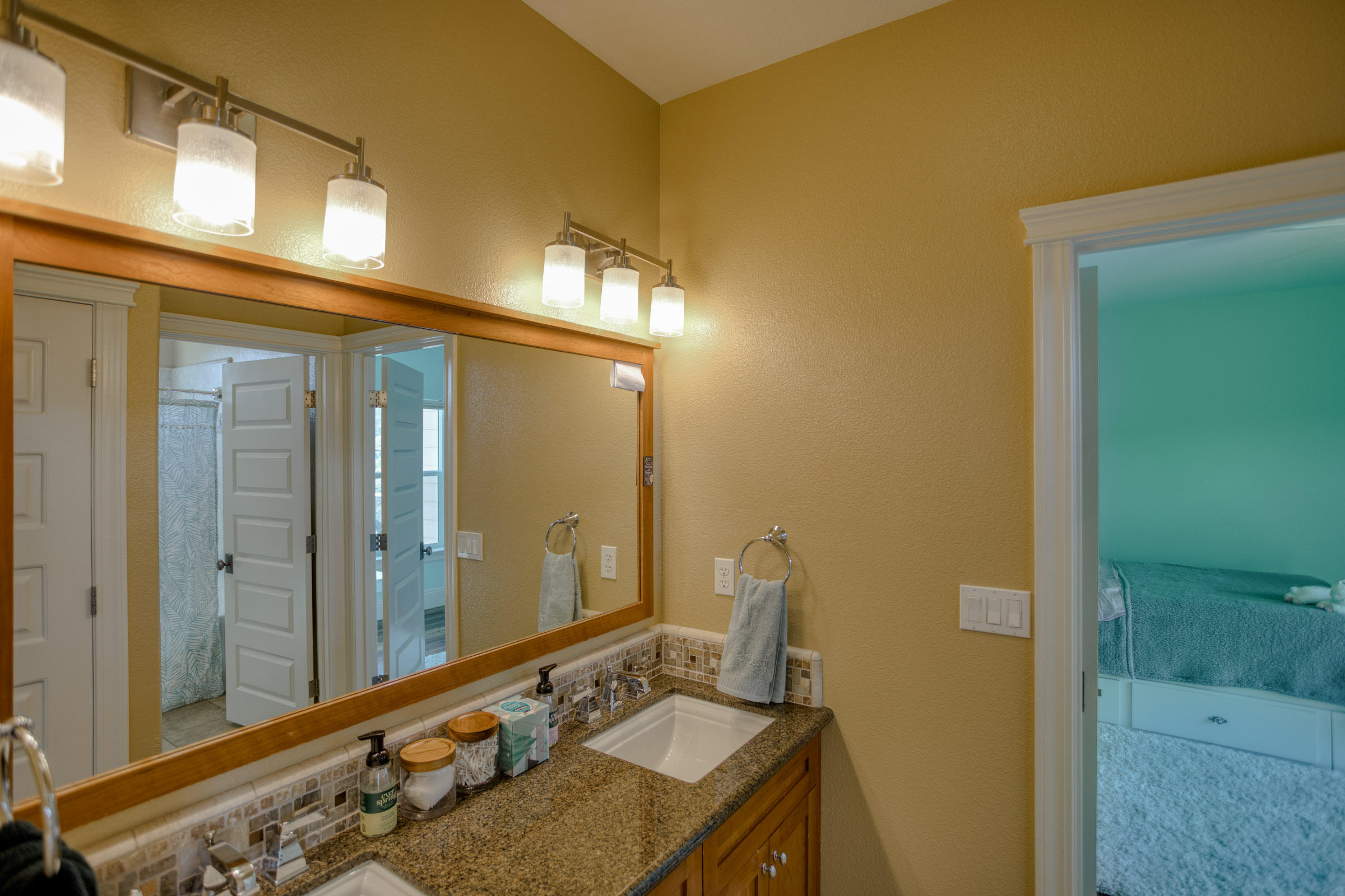 10235 Kangaroo Mine Road Redding, CA 96001 - Photo 26 of 56 Full Jack and Jill Bathroom