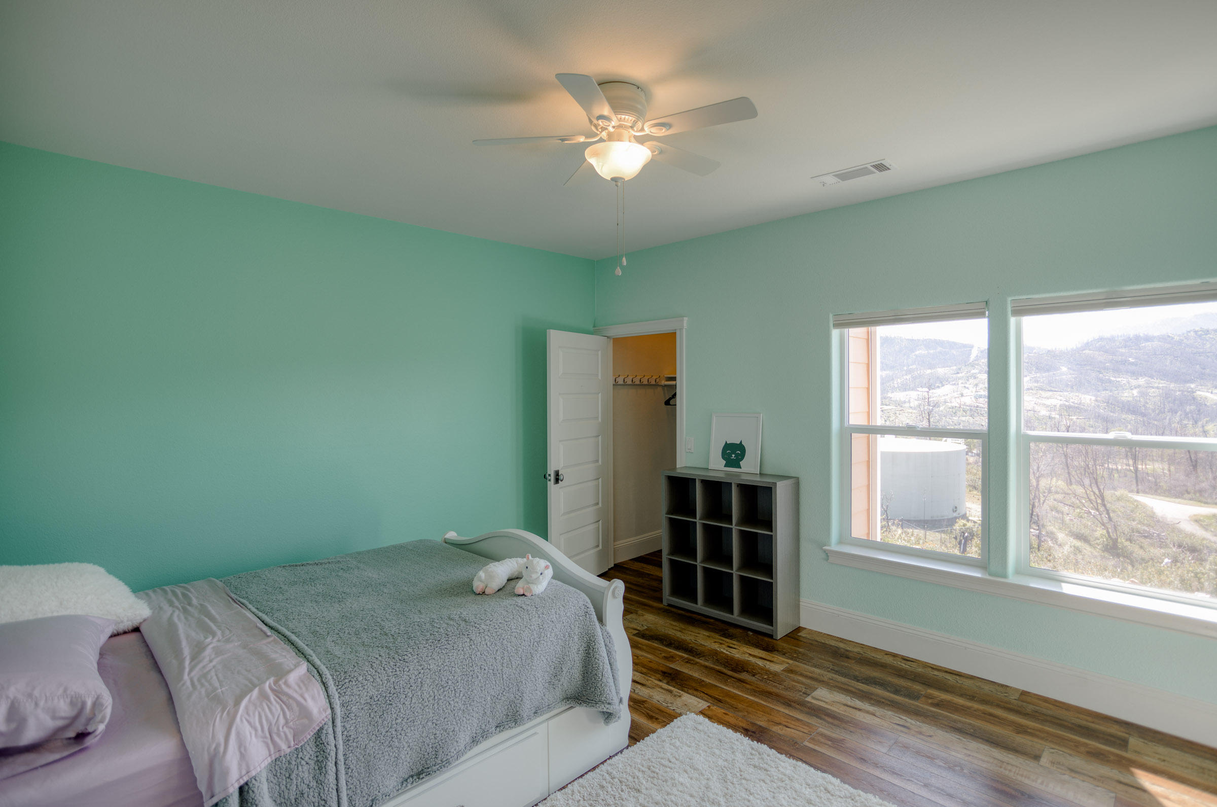 10235 Kangaroo Mine Road Redding, CA 96001 - Photo 27 of 56 4th Bedroom with Jack and Jill Bath
