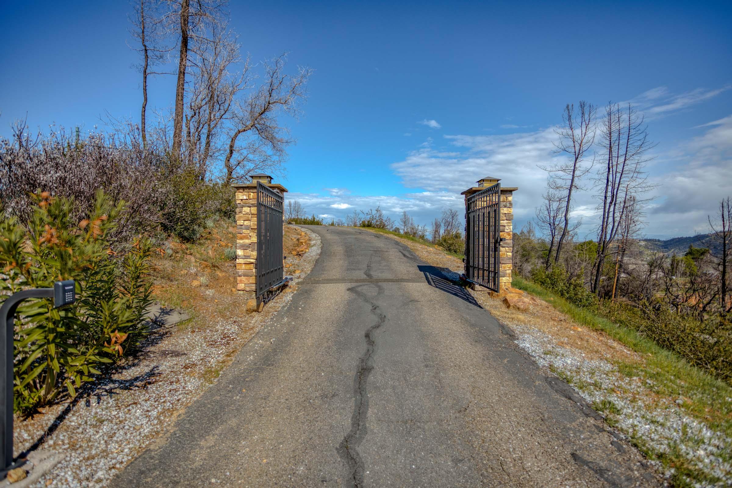 10235 Kangaroo Mine Road Redding, CA 96001 - Photo 38 of 56 Gated Entrance