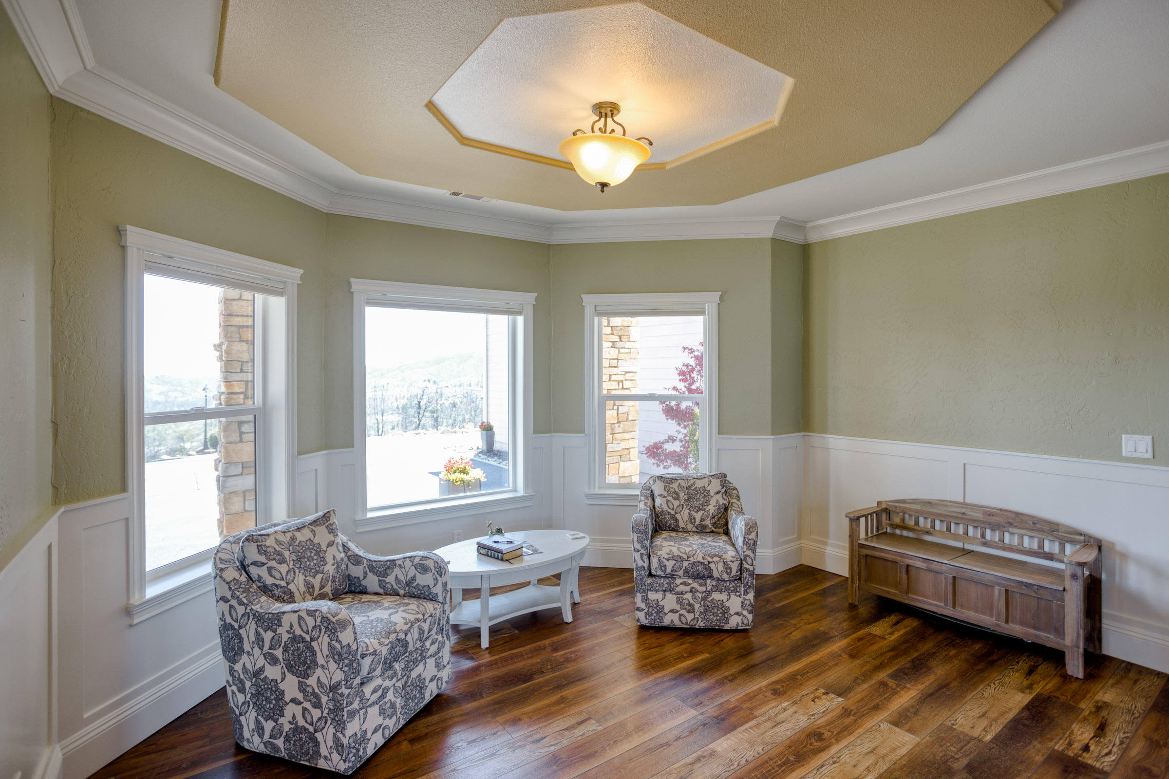 10235 Kangaroo Mine Road Redding, CA 96001 - Photo 5 of 56 Reading nook/ frilly blouse lounge