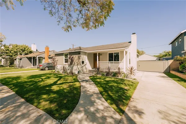 a view of a house with backyard