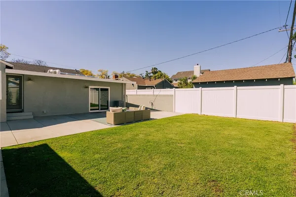 a view of back yard of the house