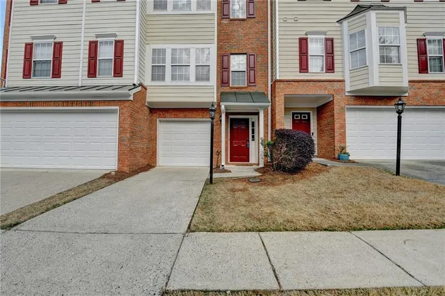 a view of a house with backyard