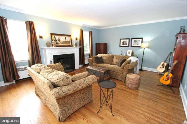 406 Dunkirk Road Baltimore, MD 21212 - Photo 2 of 22 Living Room