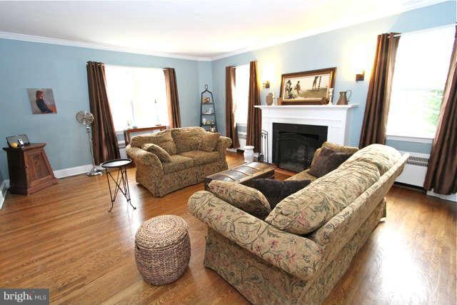 406 Dunkirk Road Baltimore, MD 21212 - Photo 3 of 22 Living Room