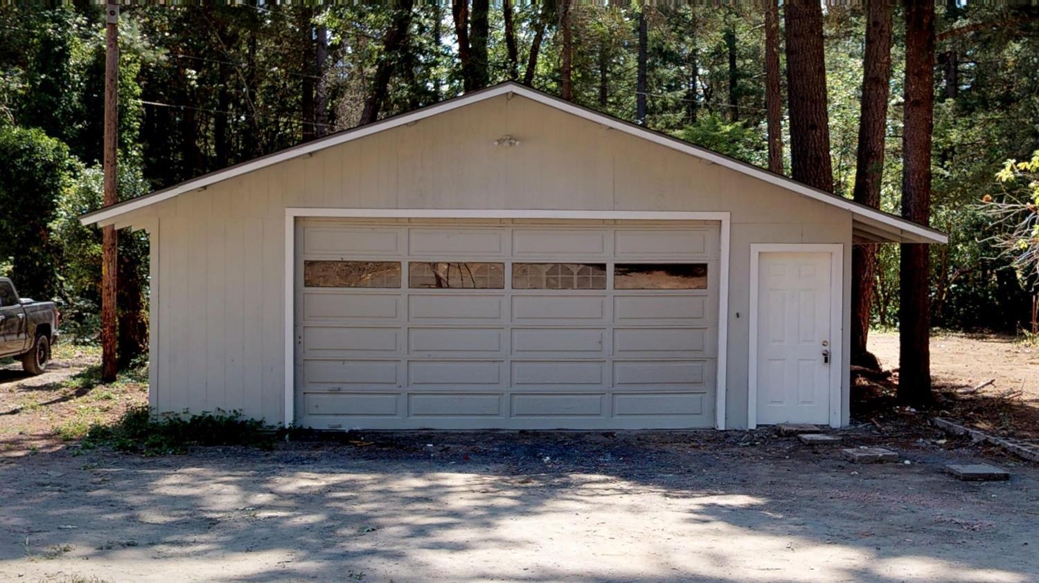 2753 Russell Road Grants Pass, OR 97526 - Photo 19 of 26 Garage
