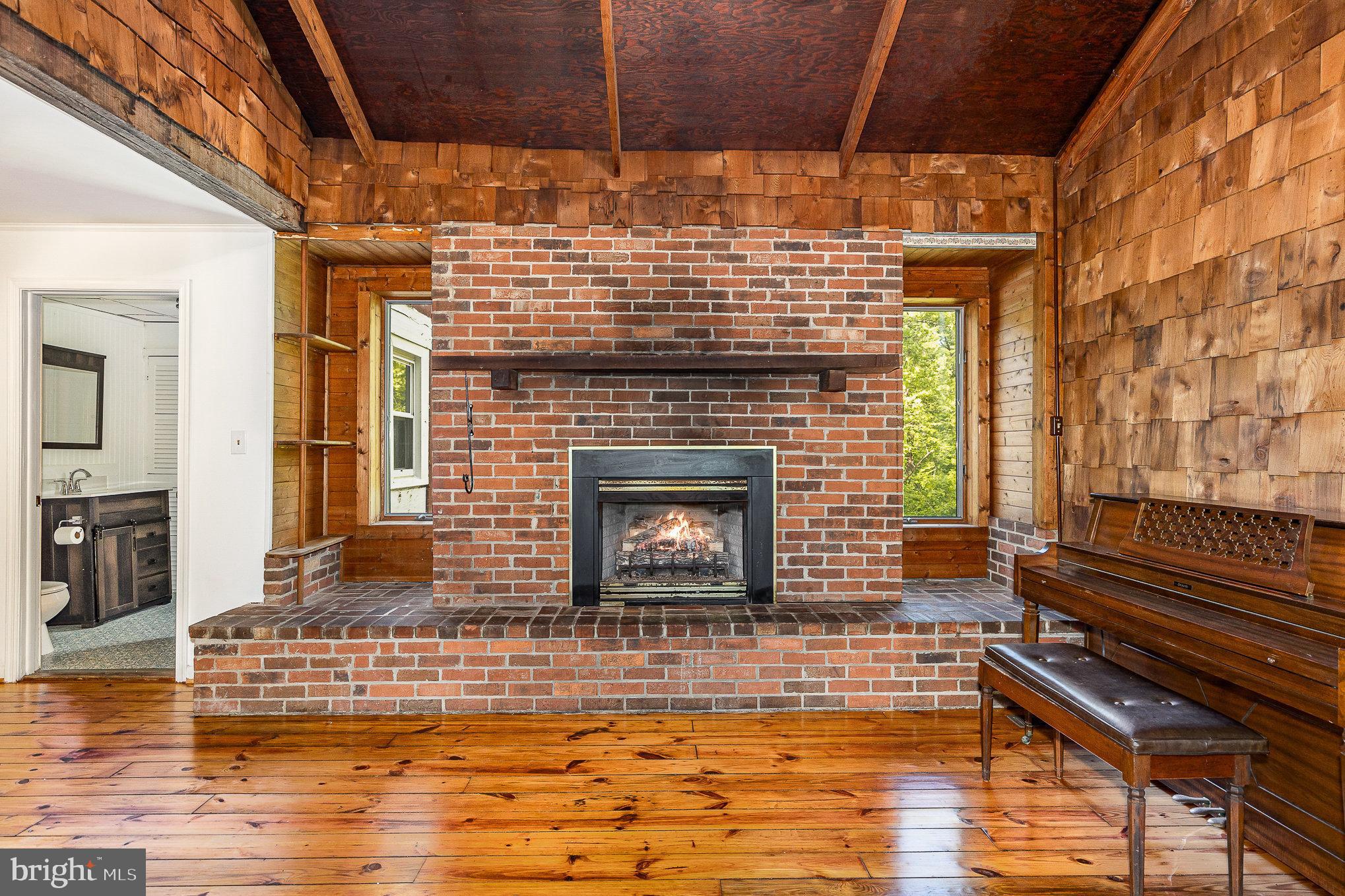 6908 South Roxbury Mill Road Spotsylvania, VA 22551 - Photo 25 of 92 a living room with furniture