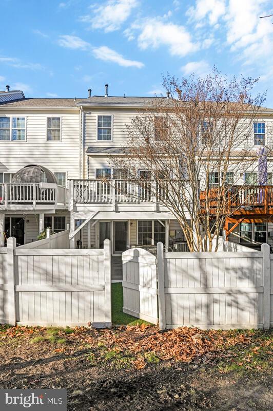 12025 Edgemere Circle Reston, VA 20190 - Photo 37 of 37 a view of a large building with a outdoor space