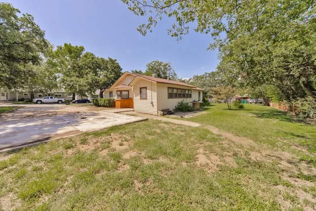 a view of a house with a yard