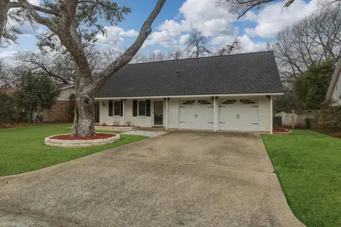 $299,000 | 806 Waggoner Drive, Arlington, TX 76013