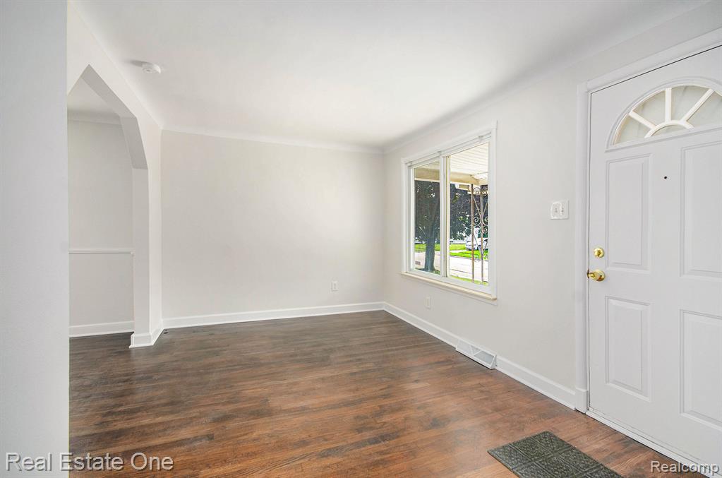 24924 Tuscany Avenue Eastpointe, MI 48021 - Photo 3 of 17