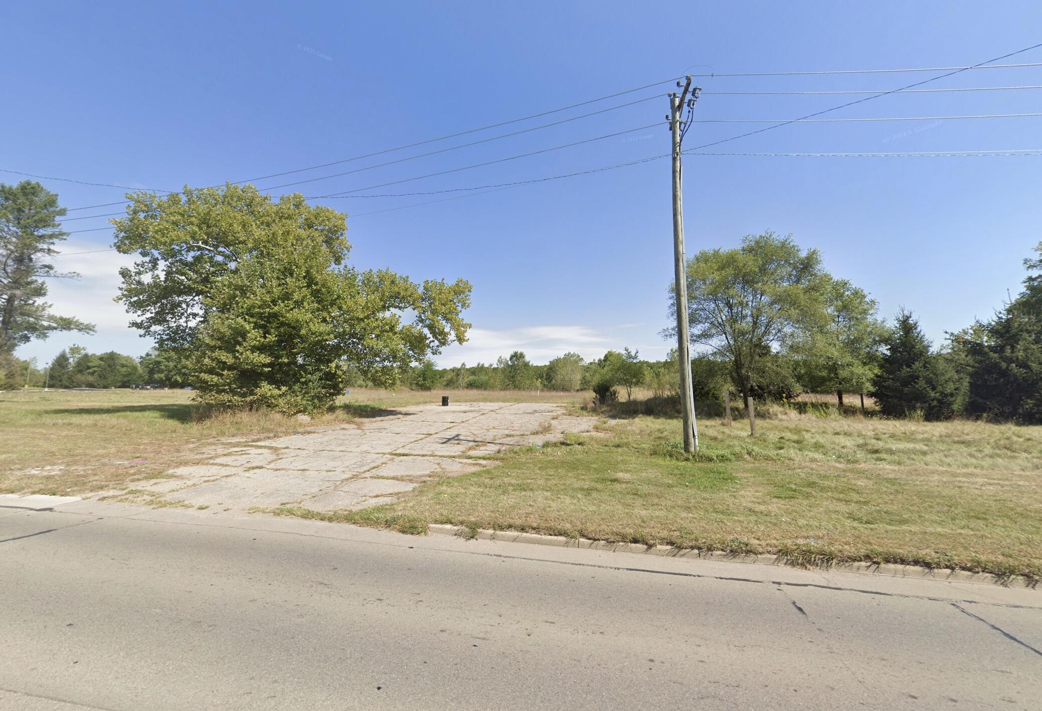 409 West Carleton Road Hillsdale, MI 49242 - Photo 2 of 5 2