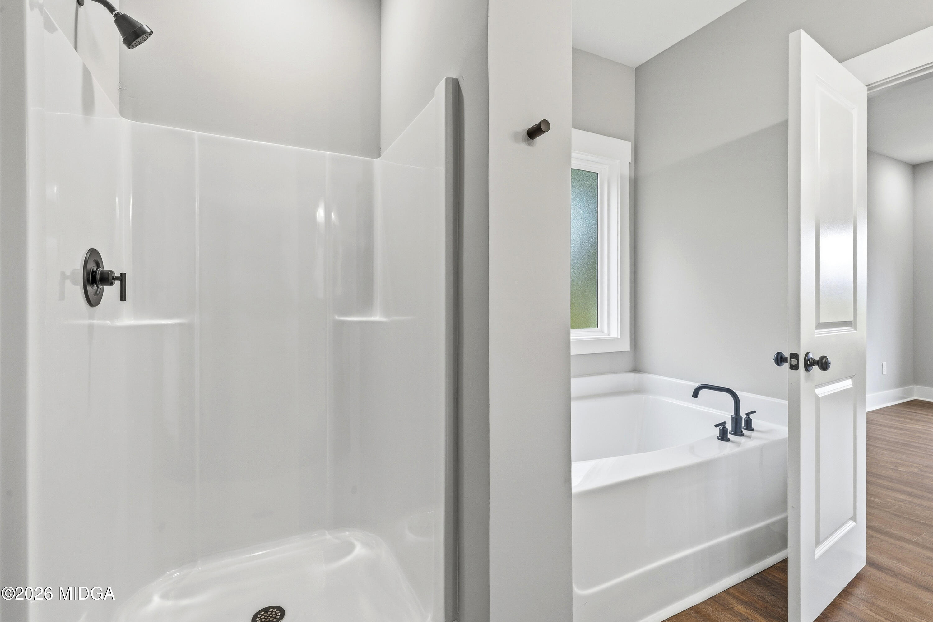 146 Overland Way Gray, GA 31032 - Photo 26 of 38 a bathroom with a bathtub and shower