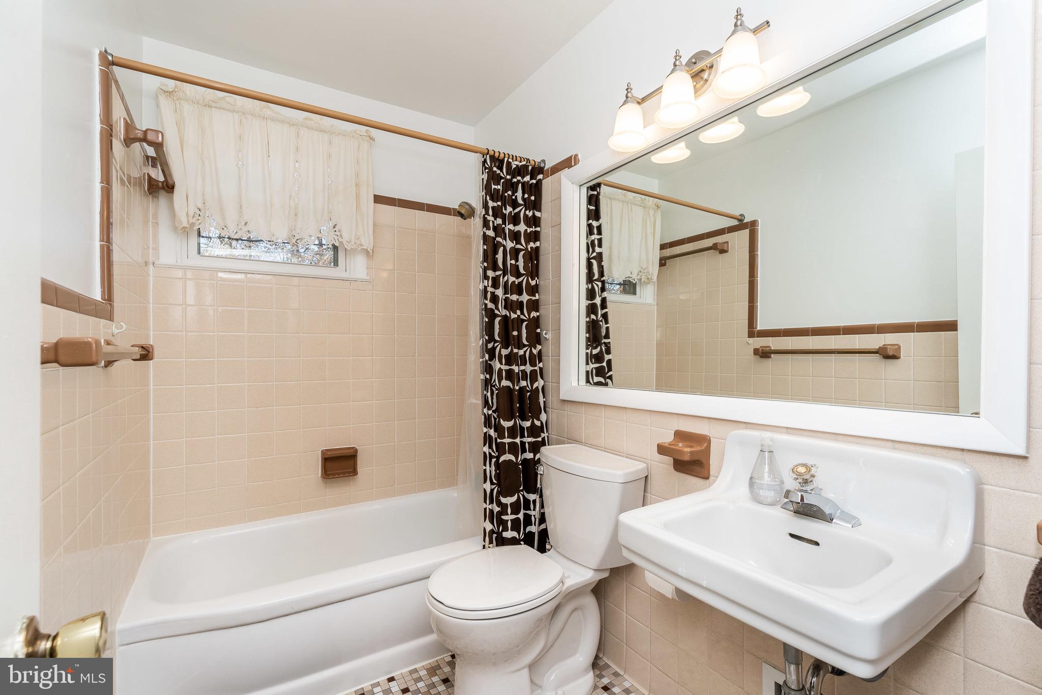 2020 Rollingwood Road Baltimore, MD 21228 - Photo 21 of 39 2nd floor main bath