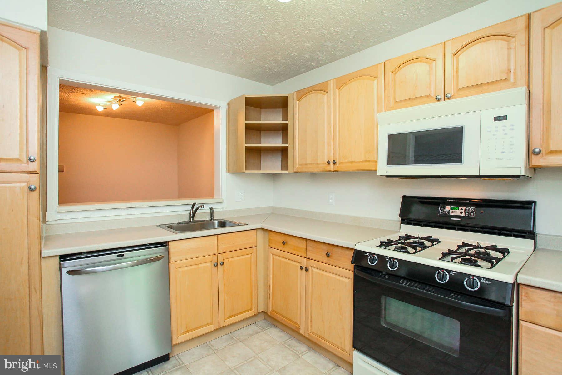 2299 Hunter's Run Drive, Unit 2299 Reston, VA 20191 - Photo 14 of 28 Kitchen