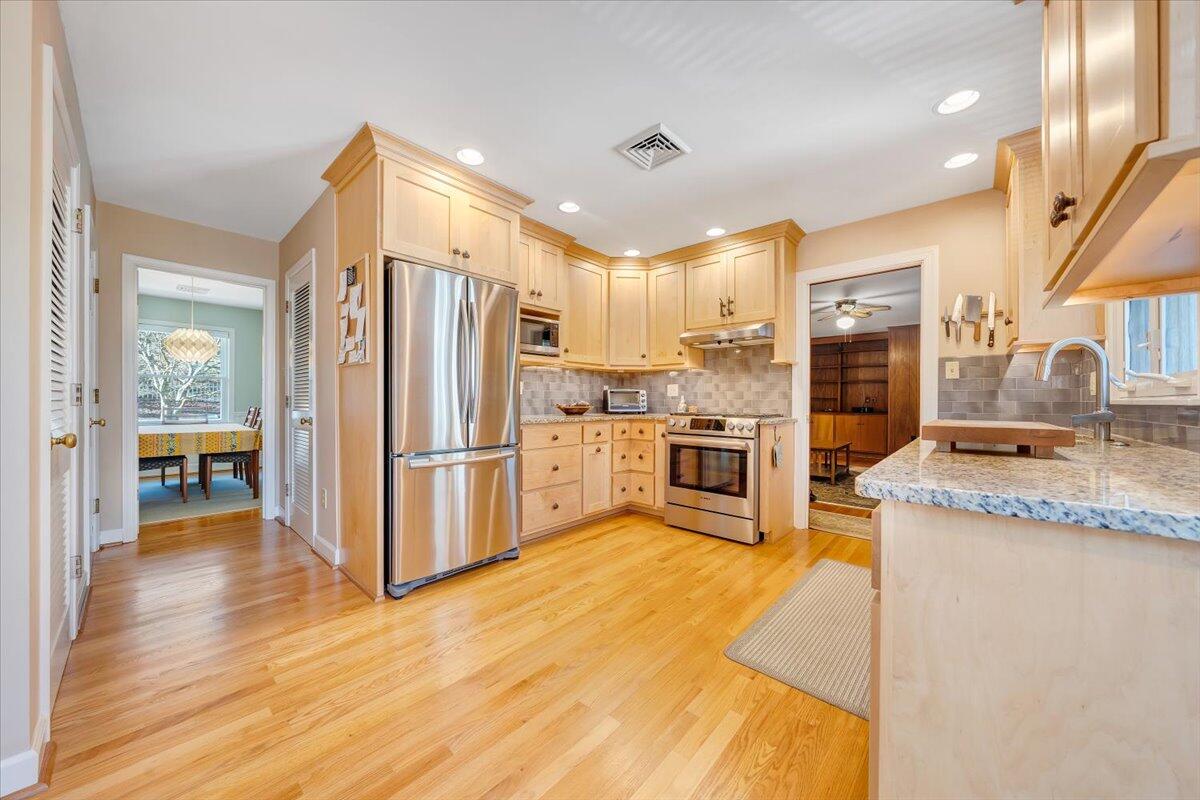 1155 Welch Road Southwest Roanoke, VA 24015 - Photo 27 of 51 GRANITE, STAINLESS STEEL APPLIANCES!