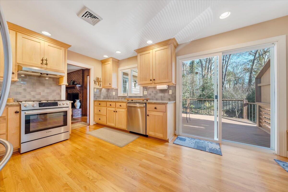 1155 Welch Road Southwest Roanoke, VA 24015 - Photo 28 of 51 GRANITE, STAINLESS STEEL APPLIANCES!