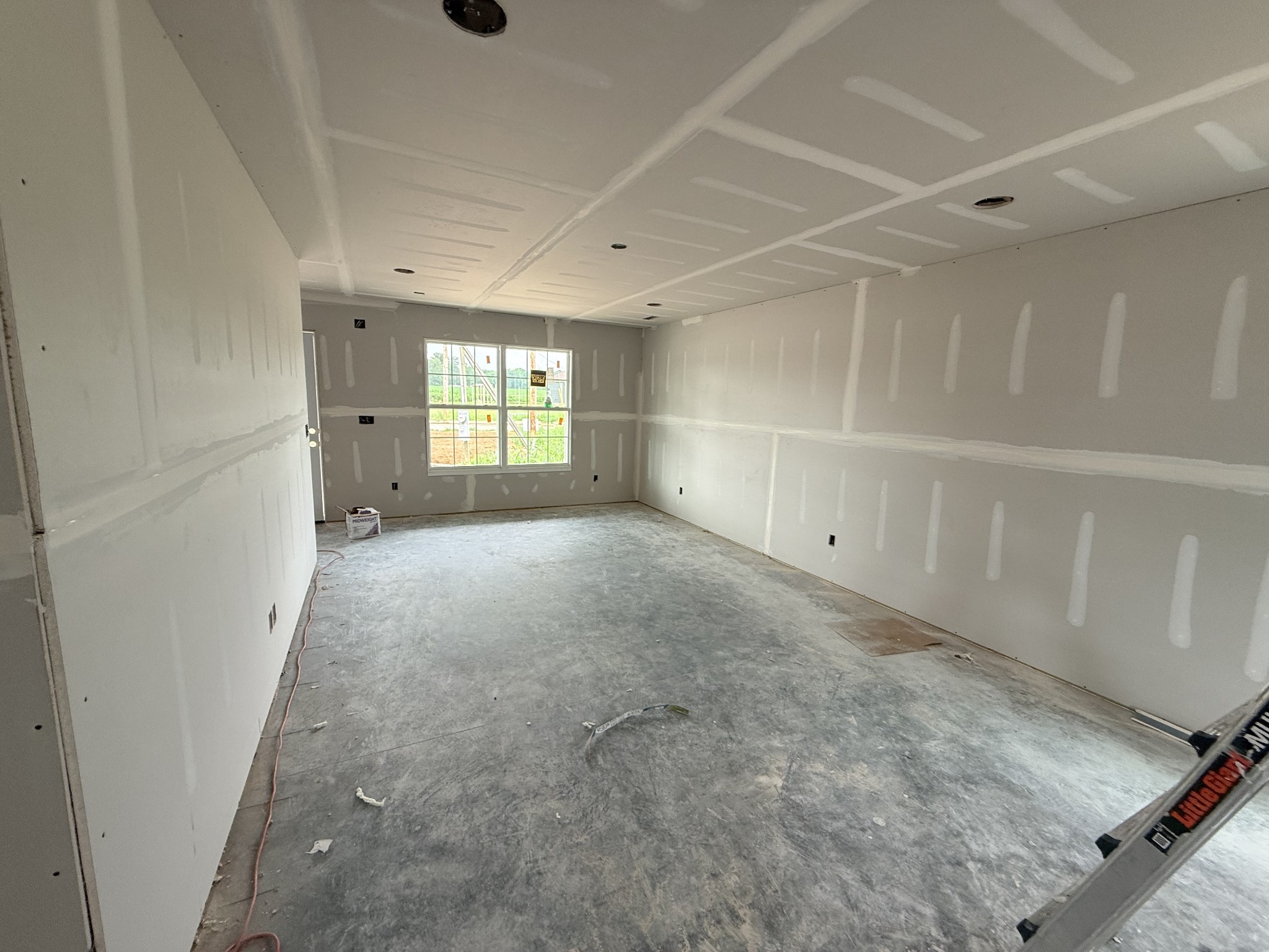 362 Ridge Street Manchester, TN 37355 - Photo 4 of 18 an empty room with windows
