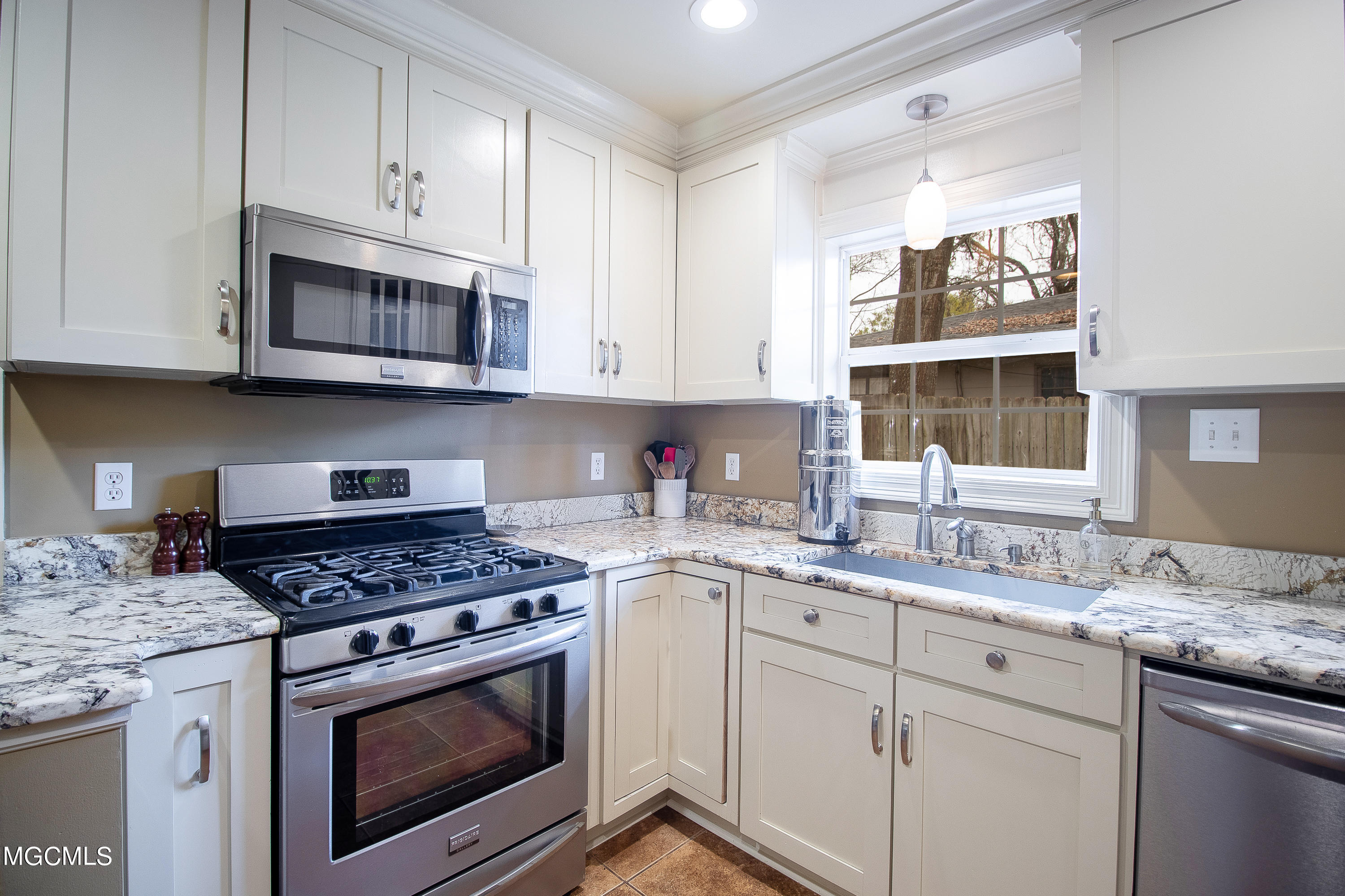1718 Courthouse Road Gulfport, MS 39507 - Photo 10 of 28 1718 Courthouse Road-111