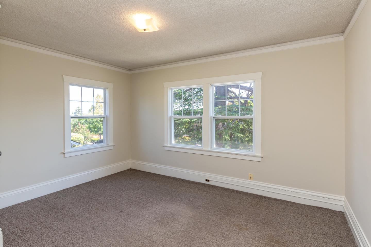 425 Hillcrest Road San Mateo, CA 94402 - Photo 26 of 48 an empty room with a window