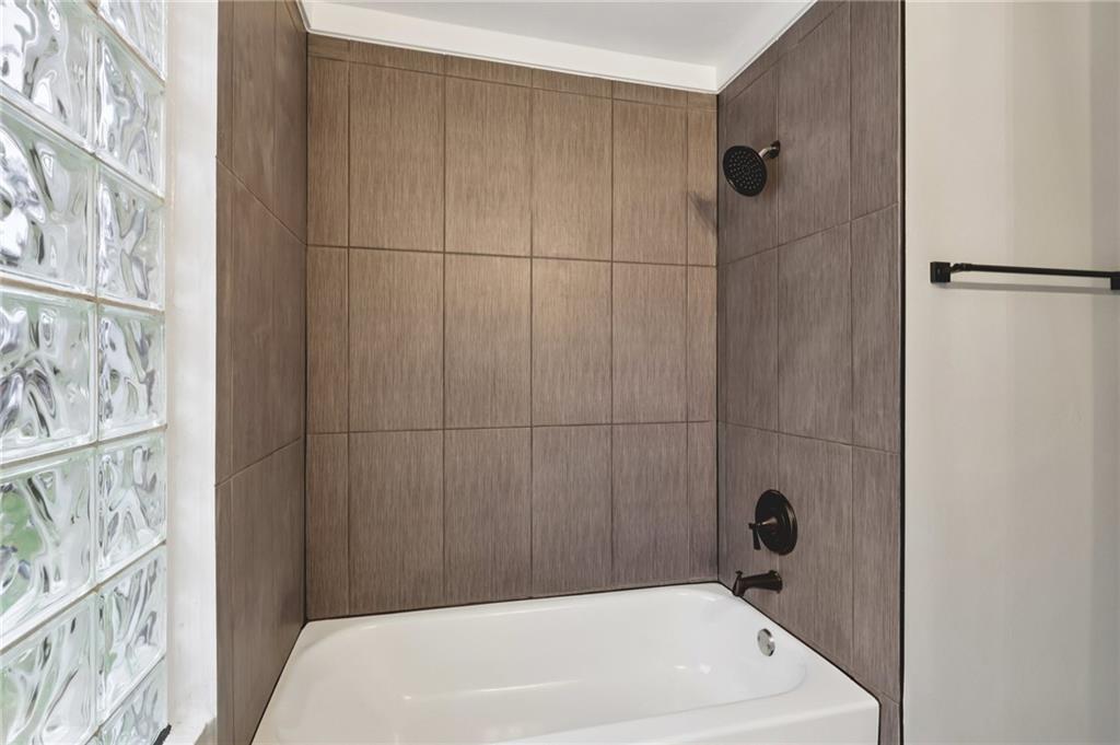 380 James Street Springdale, PA 15144 - Photo 19 of 34 a bathroom with a bathtub