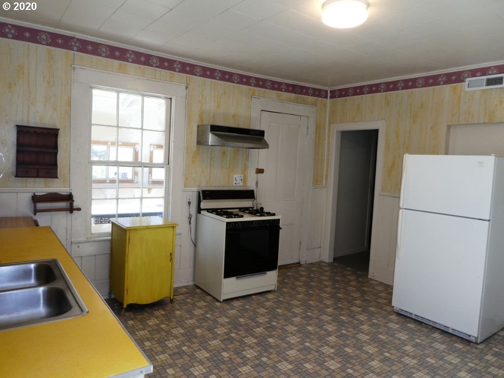 811 North Bank Road Roseburg, OR 97470 - Photo 8 of 32 Gallery Image 8