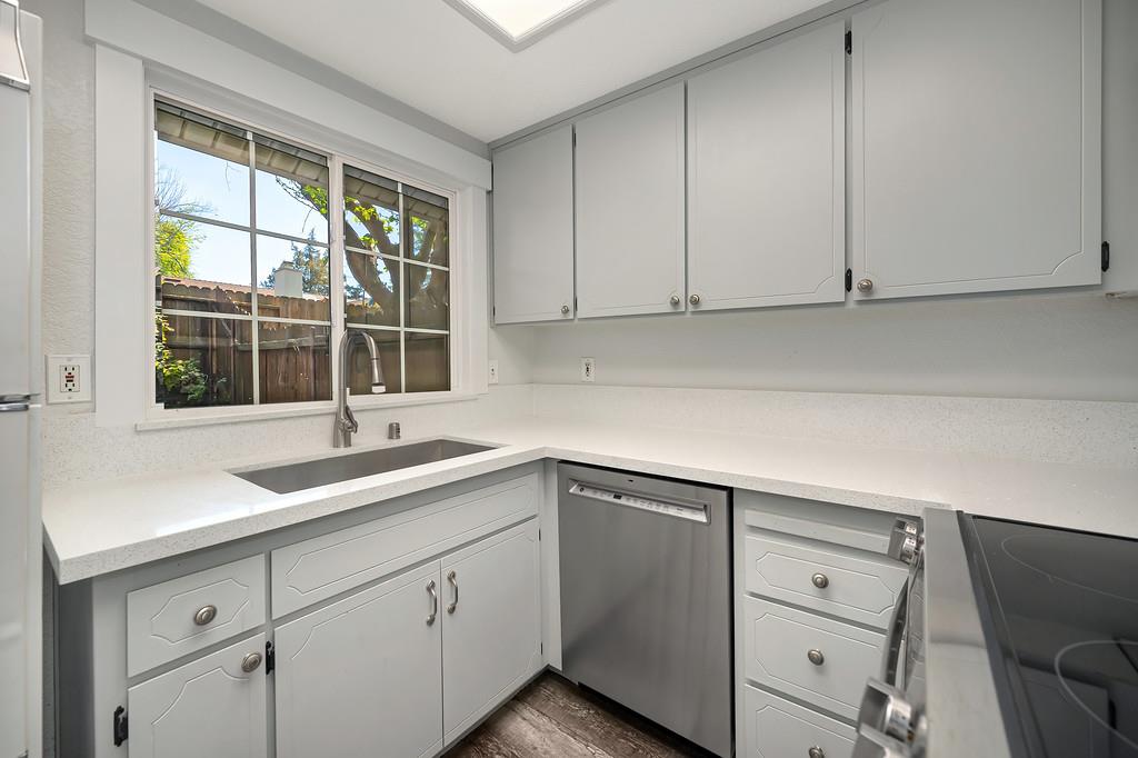 1172 Ravine View Drive Roseville, CA 95661 - Photo 9 of 24