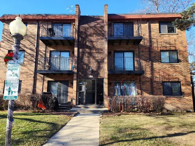 $1,900 | 1781 West Algonquin Road, Unit 2B, Mount Prospect, IL 60056