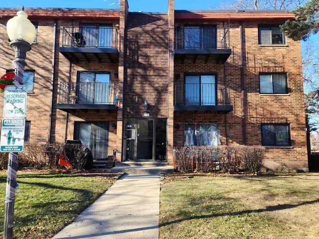 $1,900 | 1781 West Algonquin Road, Unit 2B, Mount Prospect, IL 60056