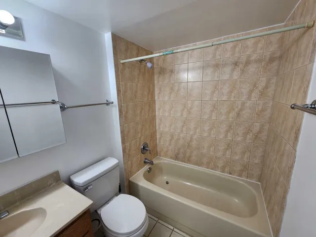 $1,900 | 1781 West Algonquin Road, Unit 2B, Mount Prospect, IL 60056