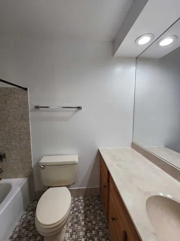 $1,900 | 1781 West Algonquin Road, Unit 2B, Mount Prospect, IL 60056