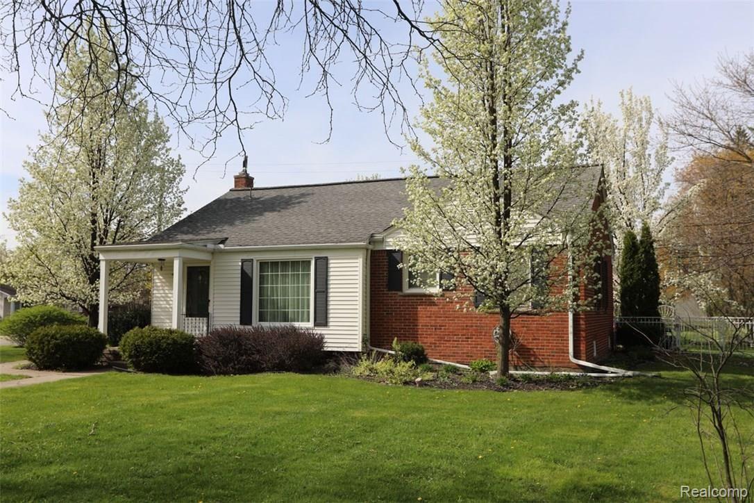 352 Riddle Street Howell, MI 48843 - Photo 2 of 26 Riddle front east.jpg