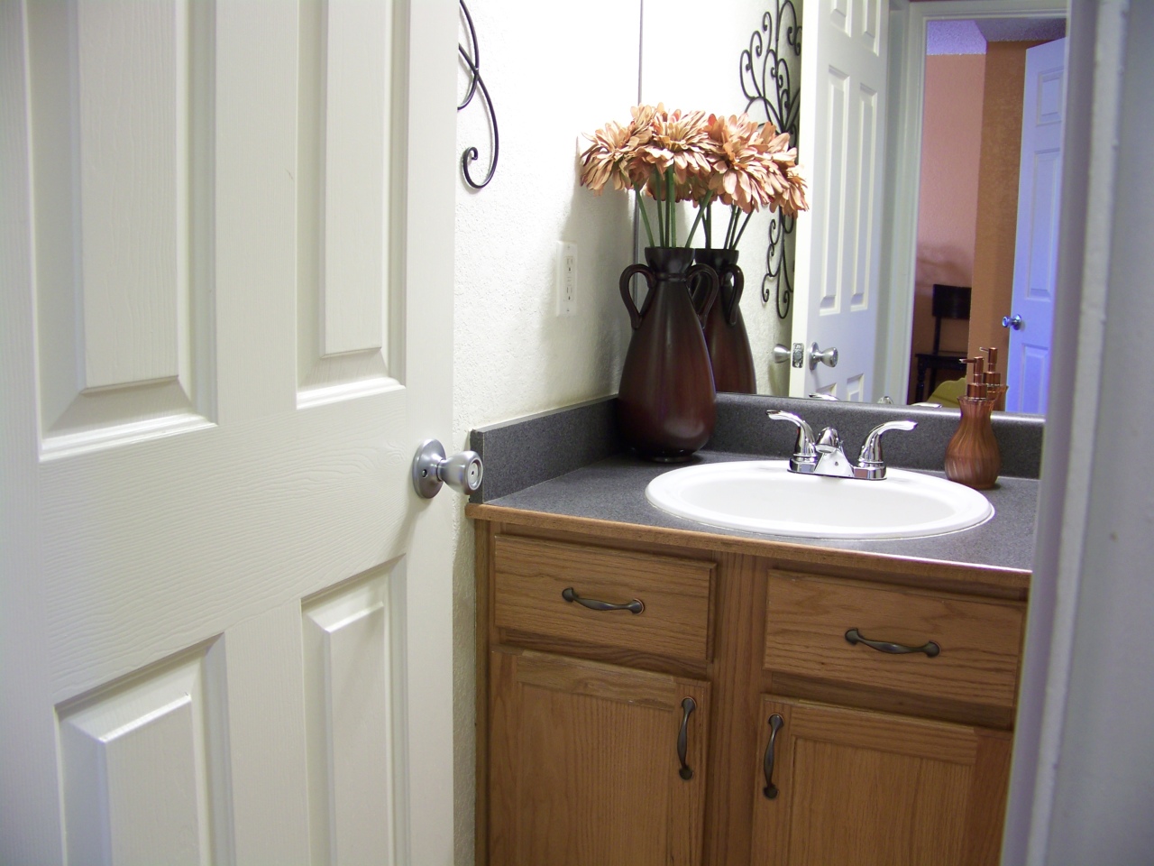 3402 North 32nd Street, Unit 102 Phoenix, AZ 85018 - Photo 13 of 24 GUEST BATHROOM