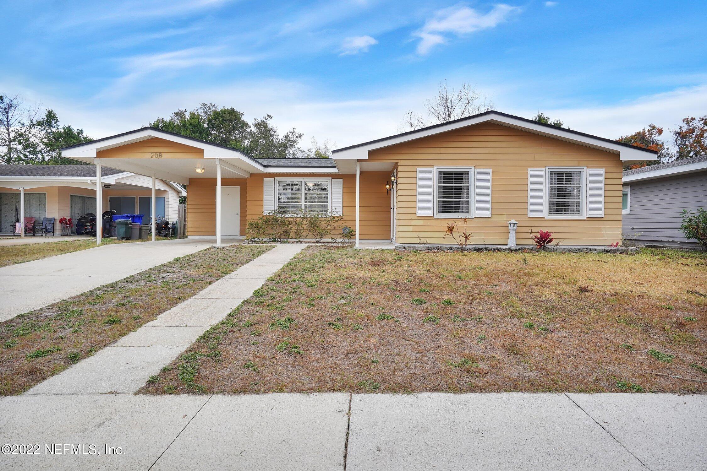 a view of a yard in front of house