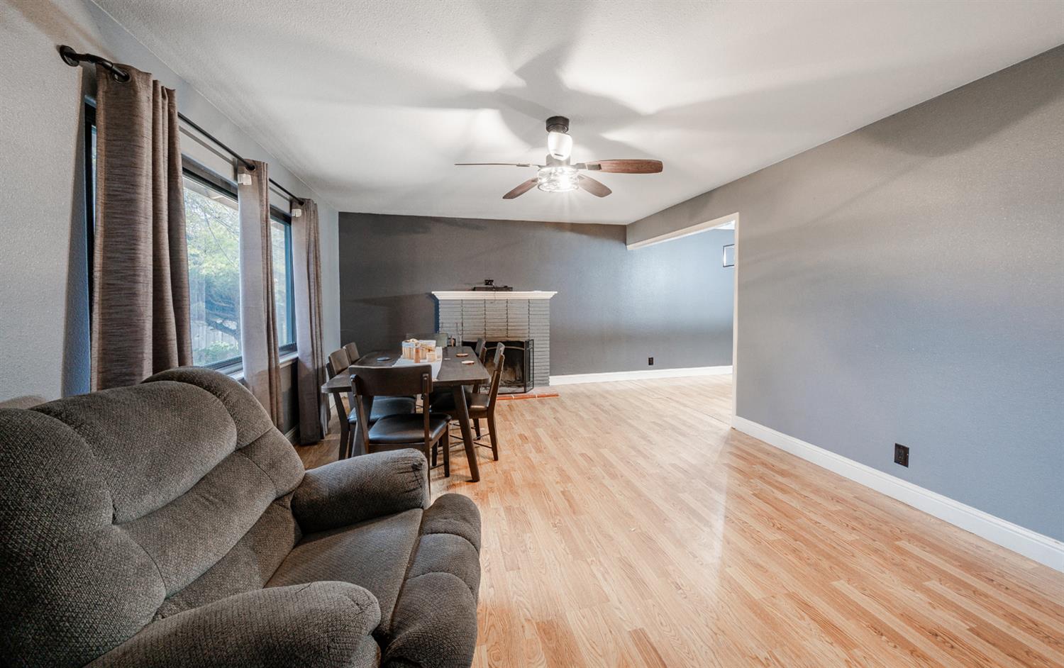 27152 Perkins Road Madera, CA 93637 - Photo 5 of 25 a living room with furniture