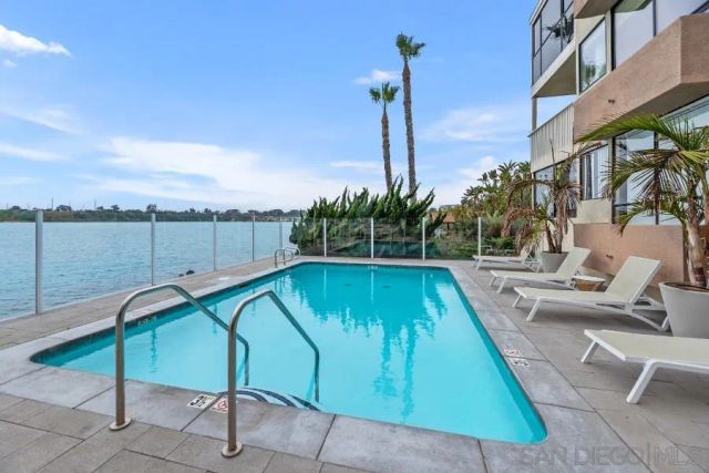 $945,000 | 4513 Cove Drive, Unit 5, Carlsbad, CA 92008
