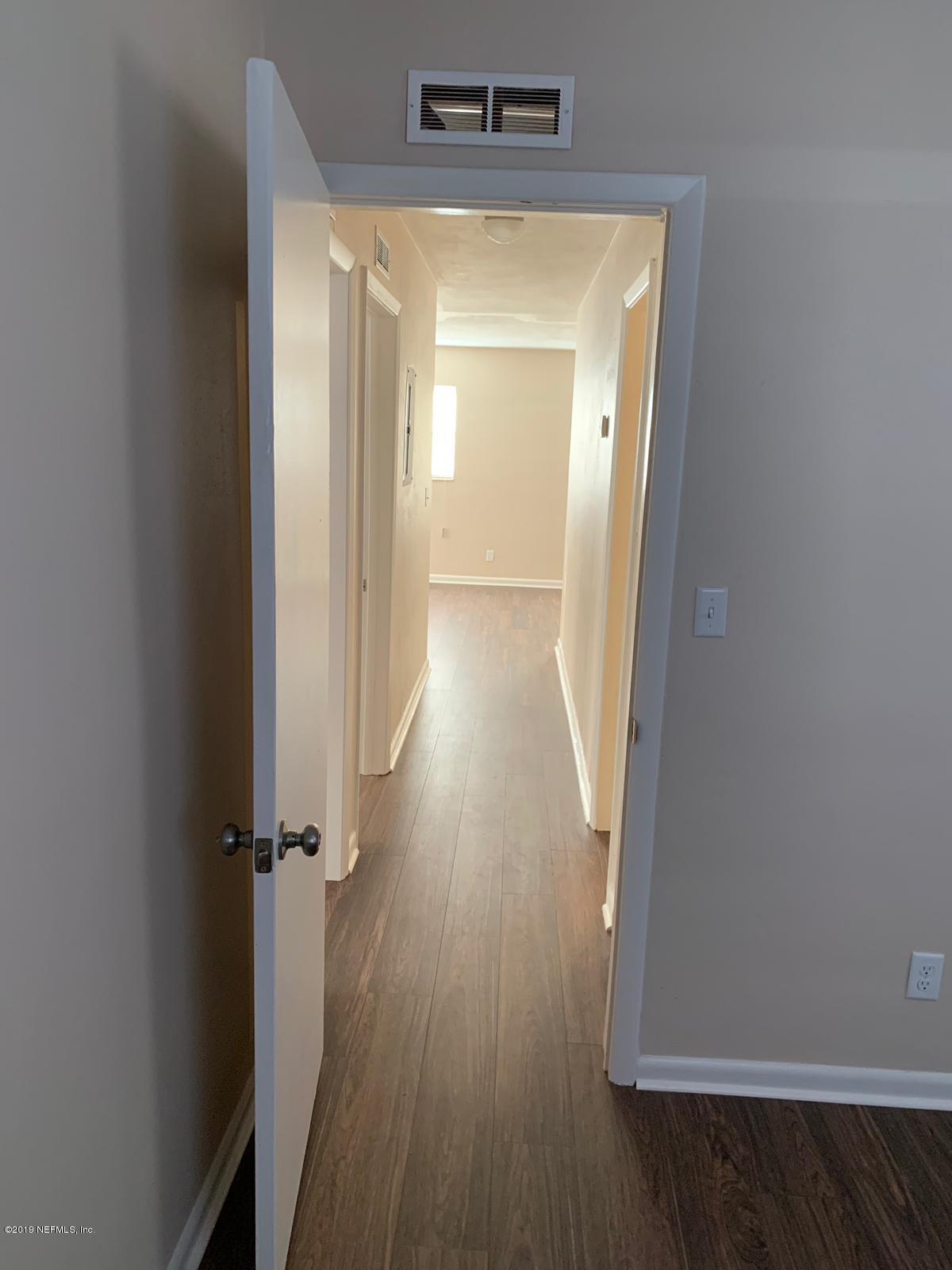 7503 Merrill Road Jacksonville, FL 32277 - Photo 5 of 23 Walking isle