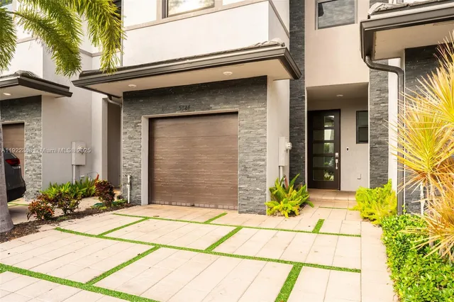 $599,999 | 15824 Northwest 91st Court, Miami Lakes, FL 33018