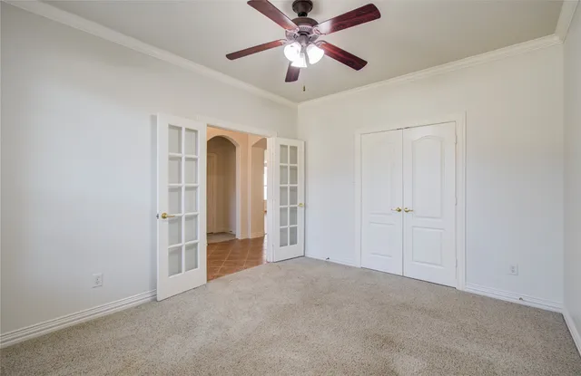 a view of empty room with ceiling fan