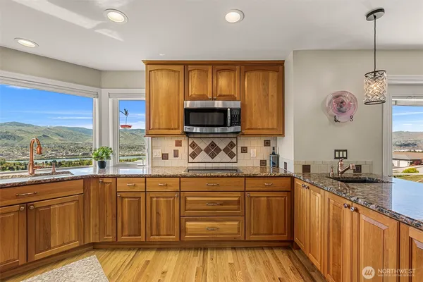 $969,000 | 591 Daniels Drive Northeast, East Wenatchee, WA 98802