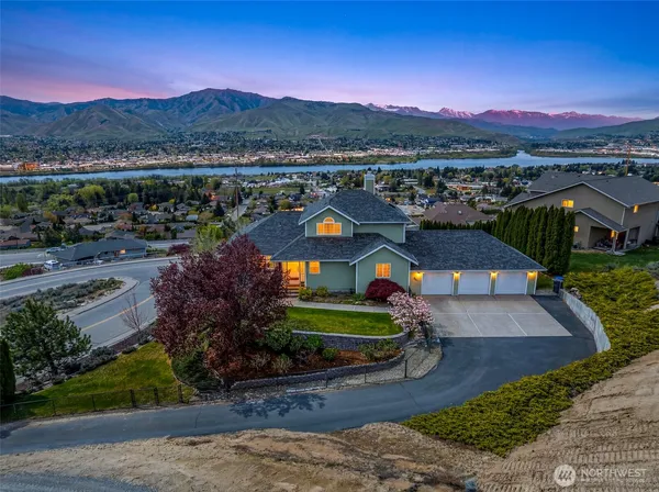 $969,000 | 591 Daniels Drive Northeast, East Wenatchee, WA 98802